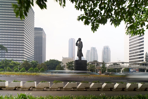 Statue emblématique du général Sudirman située dans la rue Sudirman à Jakarta en Indonésie, prise avec une vitesse d'obturation lente