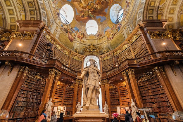 Statue de l'empereur Karl VI dans la bibliothèque de la Hofburg