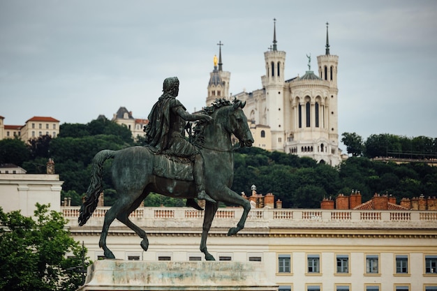 Statue équestre de Louis XIV sur la place Bellecour dans la vieille ville de Lyon