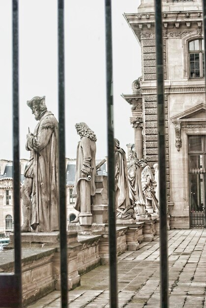 Statue à l'extérieur du temple contre le ciel