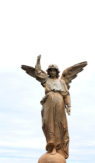 Une statue de femme ailée est entourée d'arbres.