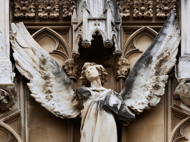 Une statue de femme avec des ailes sur la tête