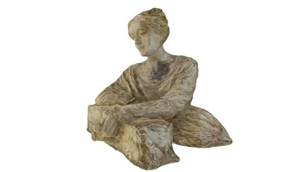 Une statue de femme assise et tenant un instrument.