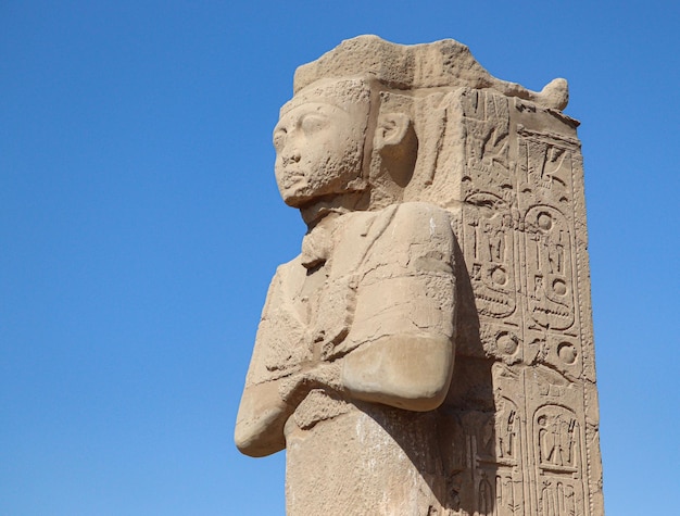 Photo une statue d'une femme aux cheveux longs et un chapeau dessus