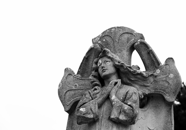 Une statue de femme avec une croix dessus