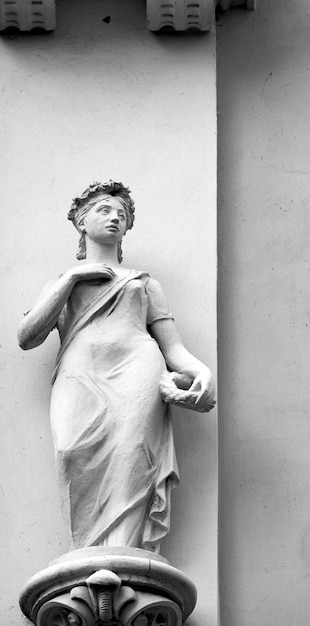 Une statue de femme avec le mot Vénus dessus