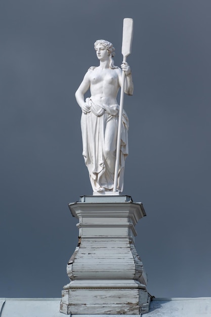 Statue d'une femme avec une pagaie allégorie de la navigation sur le toit Boathouse dans la forteresse Pierre et Paul St Petesburg Russie