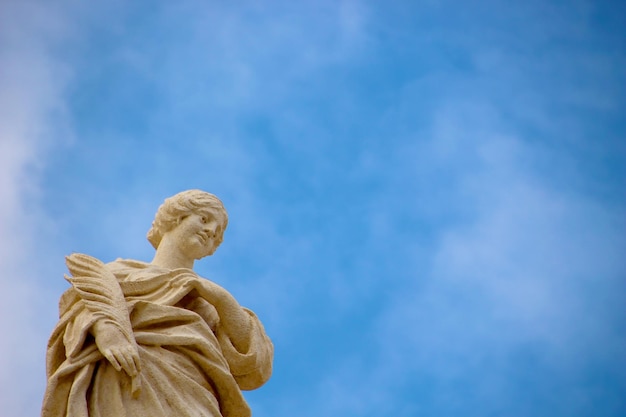 Statue de femme en pierre vue d'en bas