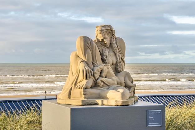 Une statue d'une femme tenant un enfant sur un