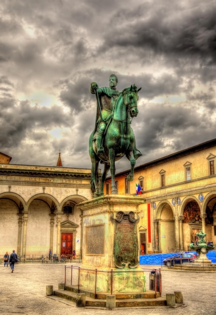 Photo statue de ferdinando ier de médicis sur la place santissima annunziata à florence, en italie