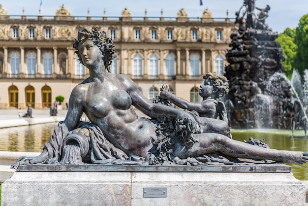 Statue à la fontaine avec le château en arrière-plan