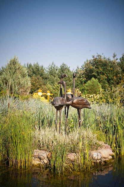 Statue en forme de grues sur un monticule de marais 2355