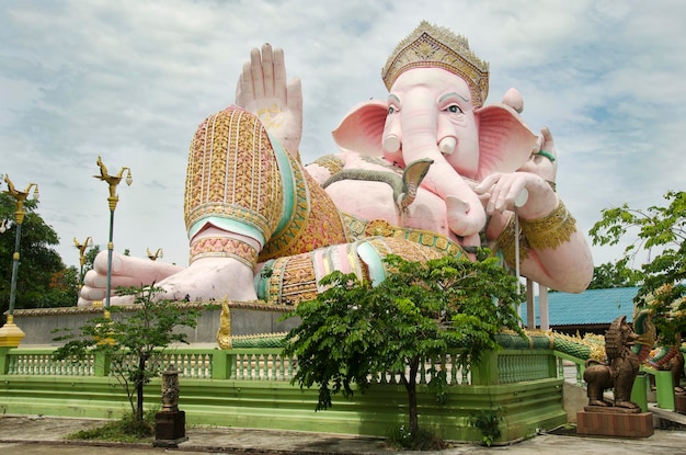 Statue de Ganesh de couleur rose thaïlandaise appelée Phra Pikanet à l'extérieur pour les personnes visitant et respectant la prière au parc Lord Ganesha le 9 mai 2017 à Nakhon Nayok en Thaïlande