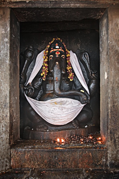 Photo statue de ganesh dans le temple hindou brihadishwarar temple thanjavur