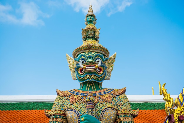 Statue de gardien démon mythique aux couleurs vives et décorées d'or près des portes du Grand Palais Bangkok ThailandxA