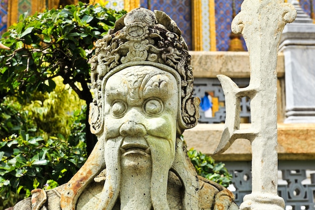 Statue de gardien (yak) au temple Wat phra kaew dans le Grand Palais, Bangkok, Thaïlande