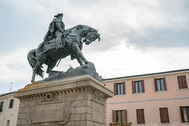 Statue de Garibaldi avec détail de cheval à Rovigo en Italie