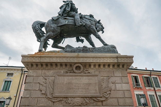 Statue De Garibaldi Avec Détail De Cheval à Rovigo En Italie