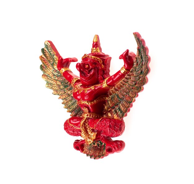 statue de Garuda rouge avec des ailes isolées sur fond blanc