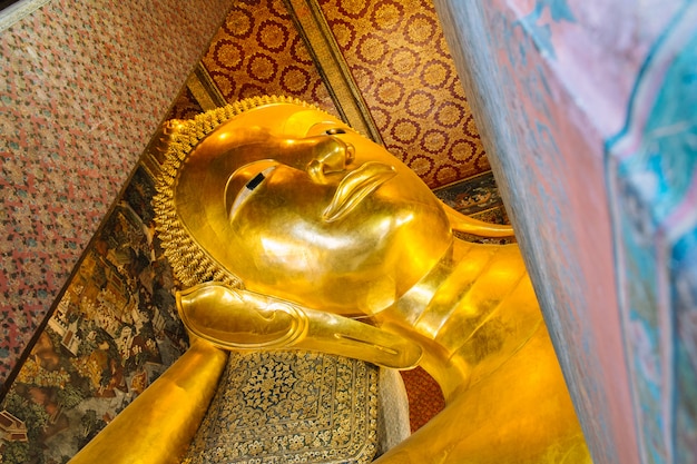 Statue géante de Bouddha couché doré. Temple de Wat Pho, Bangkok, Thaïlande.