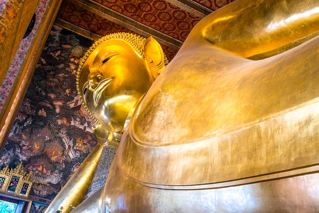 Statue géante de Bouddha couché doré. Temple de Wat Pho, Bangkok, Thaïlande.