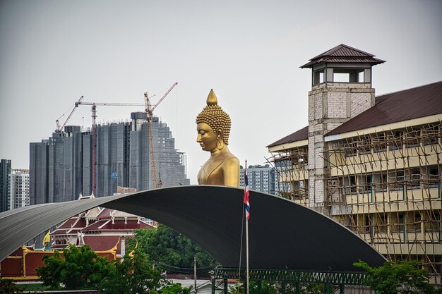 Photo une statue géante de bouddha en or de dhammakaya thep mongkol bouddha dans le temple de wat paknam bhasicharoen