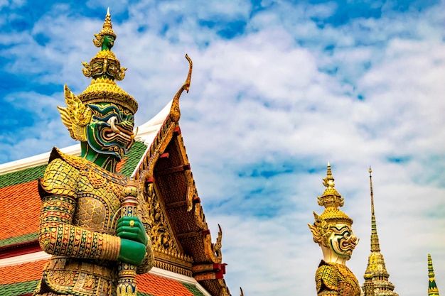 La statue géante est un art culturel La pagode de Wat Phra Kaew un lieu sacré associé à la religion C'est une attraction touristique majeure de Bangkok en Thaïlande