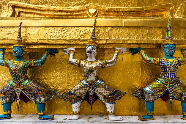 Photo statue géante avec pagode à wat phra kaew ou wat phra si rattana satsadaram à bangkok en thaïlande