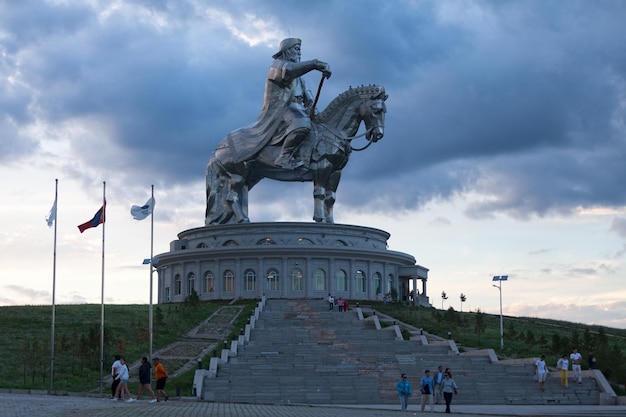 Statue de Gengis Khan au crépuscule