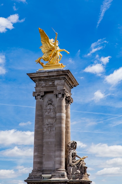 Photo la statue de la guerre au pont alexandre iii à paris