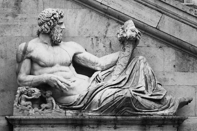 Statue historique sur le mur