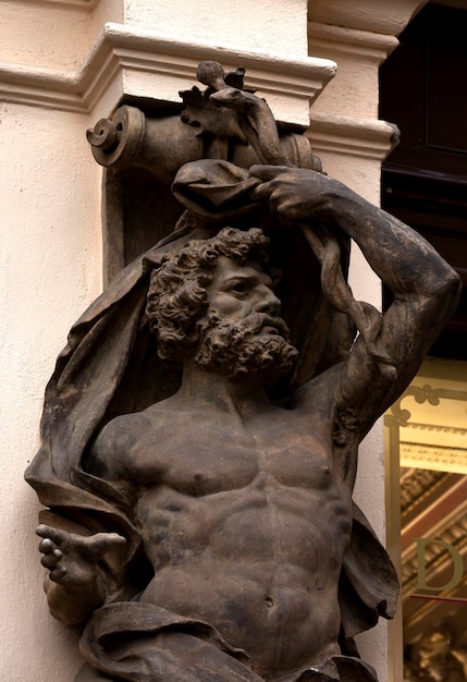 Une statue d'un homme avec un chapeau sur la tête