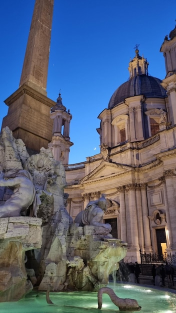 Une statue d'un homme avec un cheval devant un bâtiment