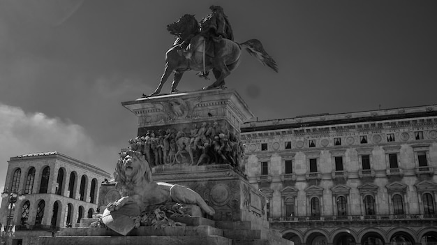 Une statue d'un homme sur un cheval avec un lion dessus