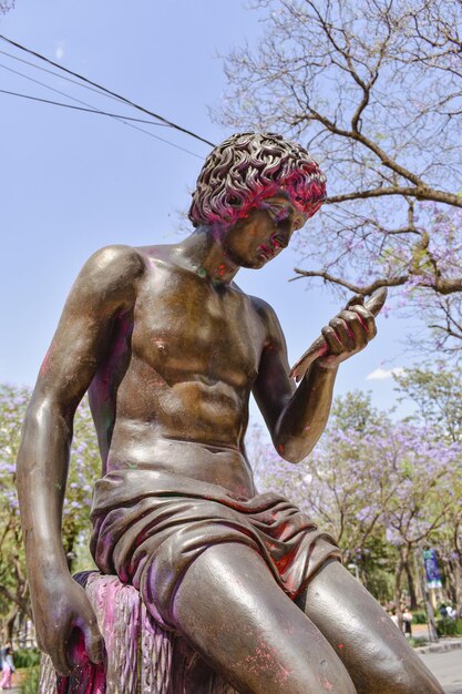 Photo une statue d'un homme regardant un poisson