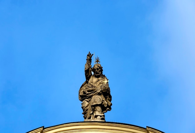 Une statue d'un homme surmonté d'une couronne