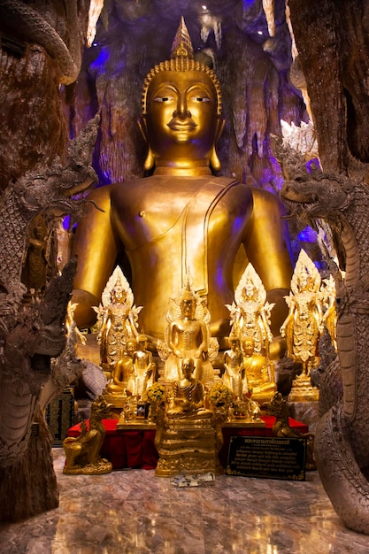 Statue d'image de Bouddha et gardien naga du temple Wat Maniwong pour les thaïlandais voyagent visiter la grotte du tunnel et respecter la prière bénédiction culte sacré mystique le 6 septembre 2022 à Nakhon Nayok Thaïlande