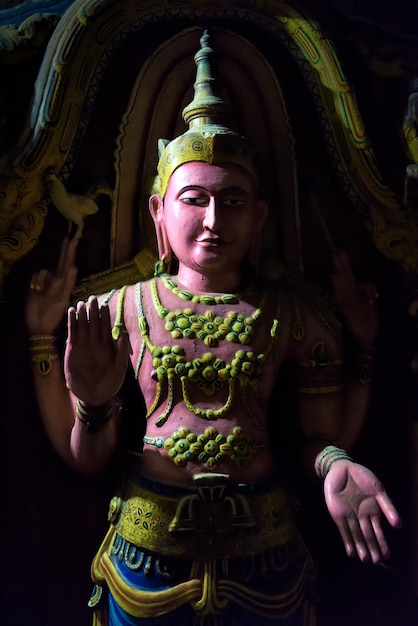 Statue à l'intérieur du temple bouddhiste Mulkirigala Sri Lanka