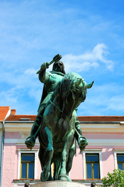 Une statue de Janos Hunyadi sur la place Széchenyi à Pecs Hongrie