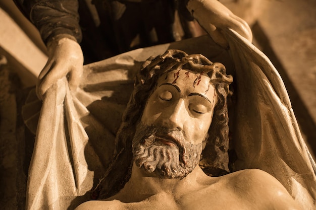 Statue de Jésus-Christ couché dans le linceul