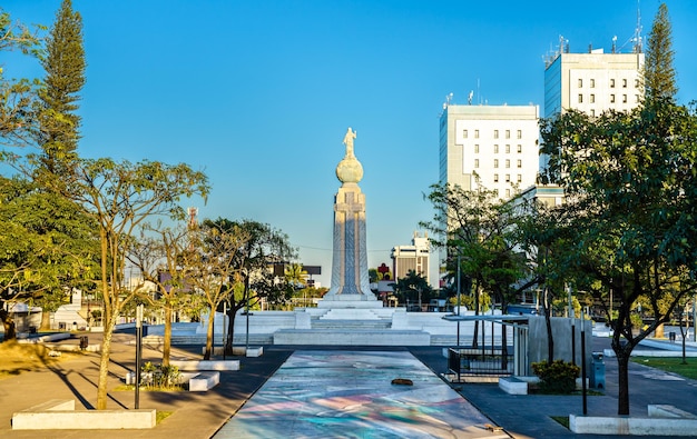 Statue de jésus crist sur le globe monument au divin sauveur du monde à san salvador el salvad