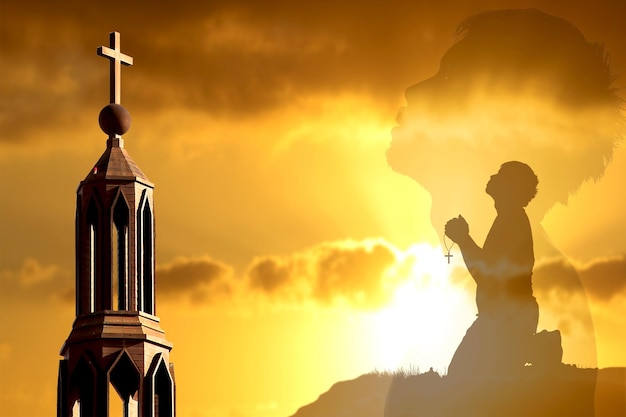 une statue de jésus est silhouettée contre un ciel doré