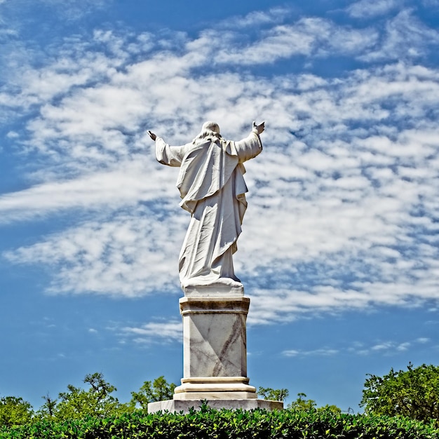 Photo statue de jésus avec les mains levées