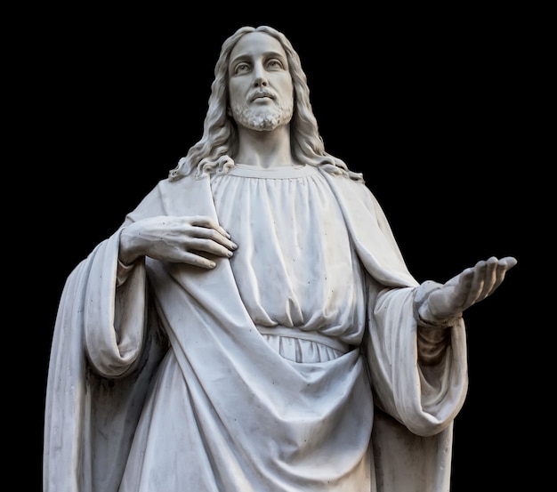 Une statue de Jésus avec les mains ouvertes. isolé