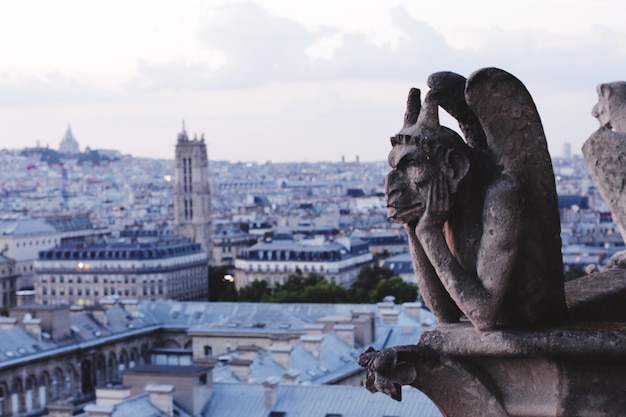 Photo statue de la liberté contre les bâtiments de la ville