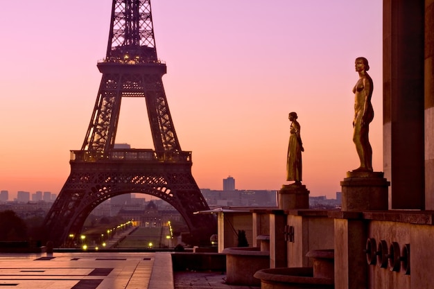 Statue de la Liberté contre le ciel au coucher du soleil