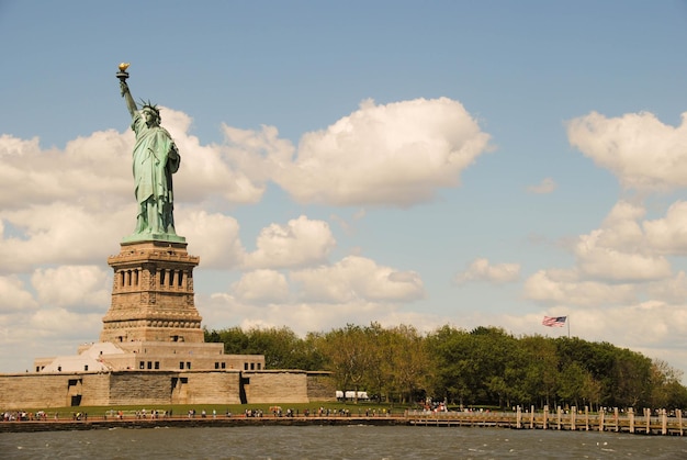 Photo la statue de la liberté contre un ciel nuageux