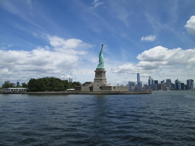 La statue de la liberté contre un ciel nuageux