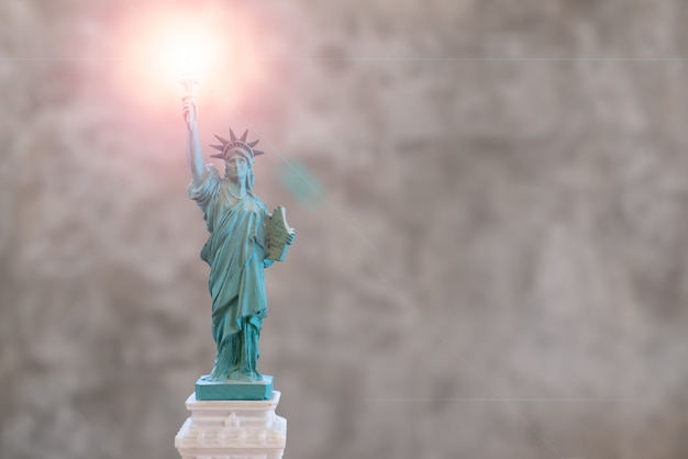 Statue de la liberté AVEC effet len flare sur le flambeau dans la main droite