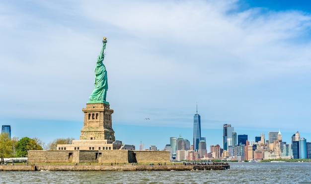 La statue de la liberté et de Manhattan à New York City, USA